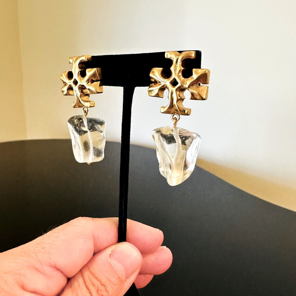 Tory Burch NWT Authentic luxury runway couture RARE logo resin drop earring - Picture 7 of 14